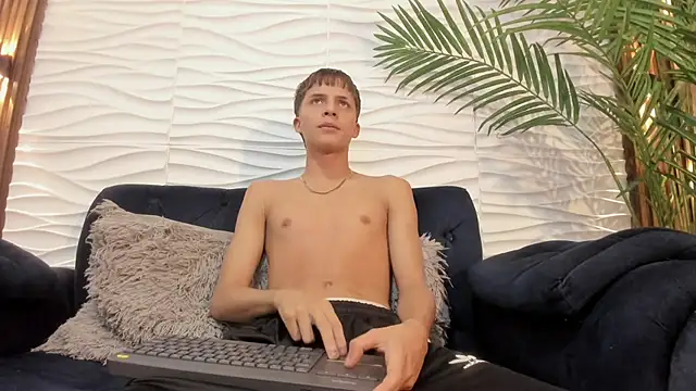 Pavo_tv Adlı Modelin Canlı XXX Sohbeti