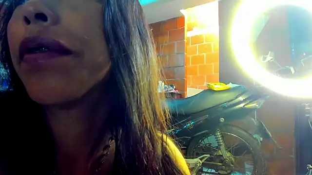 Chat +18 de Emma__cumlovee ao vivo