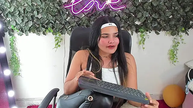 DestinyHills' Live XXX Chat