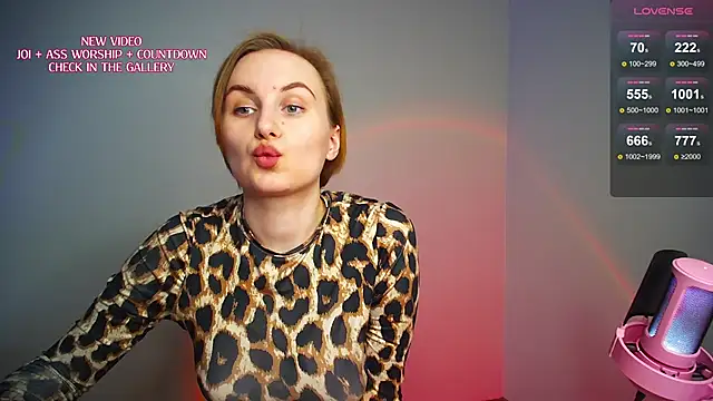 Chat +18 de KinkyMissCherry ao vivo