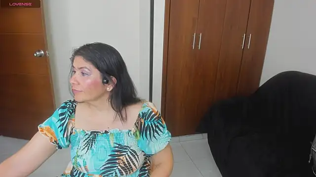 kiraGeiner Adlı Modelin Canlı XXX Sohbeti