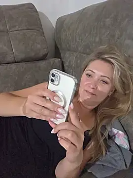 Онлайн чат XXX SassiSandra