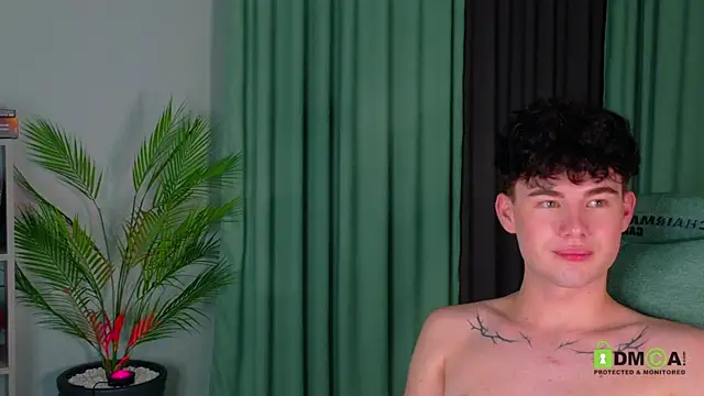 moon_Gloww's Webcam Show