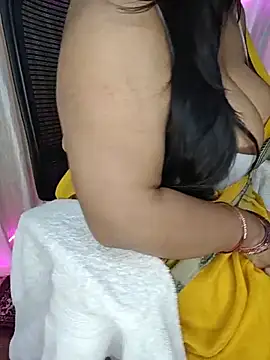 Curvy_Pooja Adlı Modelin Canlı XXX Sohbeti