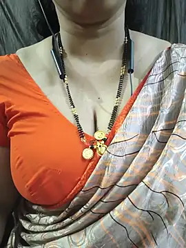 Chat XXX en directo de bhuvana_555