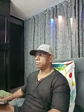 Tom_MillerX Show in webcam