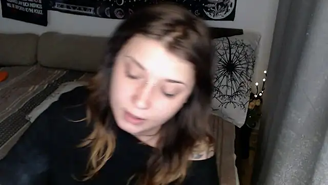 AlienforTwenty live XXX chat