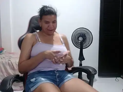Chat +18 de Adriana_0312 ao vivo