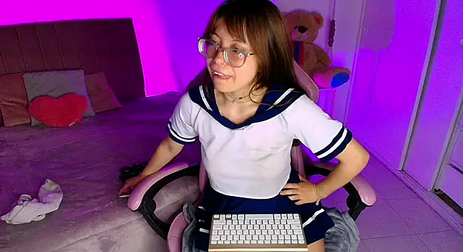 uchiiky_doll élő XXX-chatje