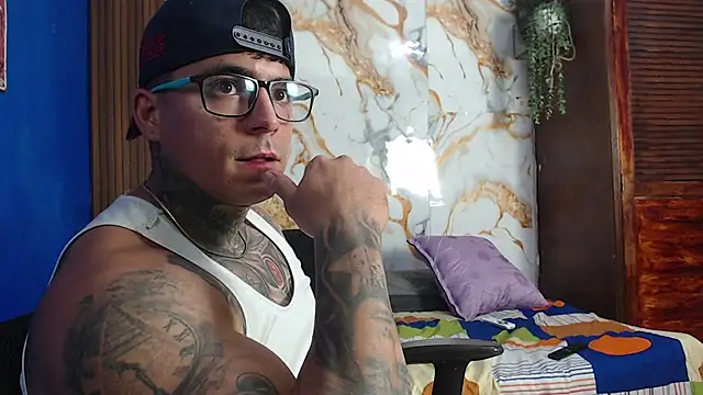 maxstroncm18's Live XXX Chat
