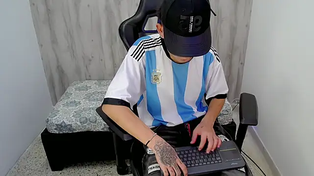 Hot_athletes_ Show in webcam