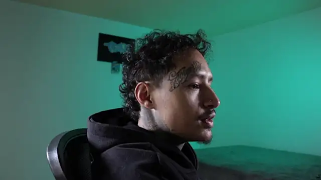 trieone élő XXX-chatje