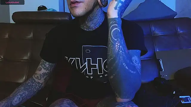 jhonny__ackerman: онлайн-секс-чат
