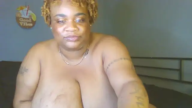 Chatroom XXX en direct de NaughtyHottieBBW