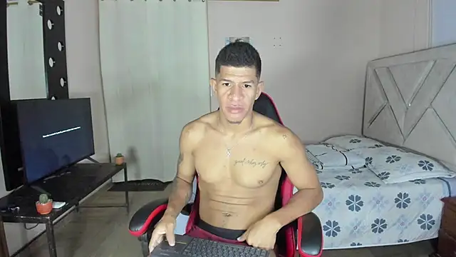 Toptony22 Show in webcam