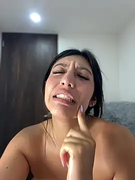 MiaJones21's Live XXX Chat