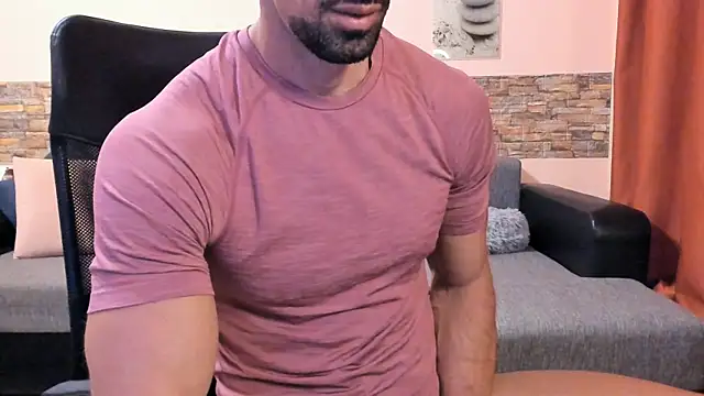 HotHunkTrainer XXX чат на живо
