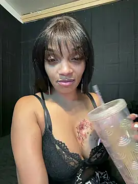 Rakiyahcharms élő XXX-chatje