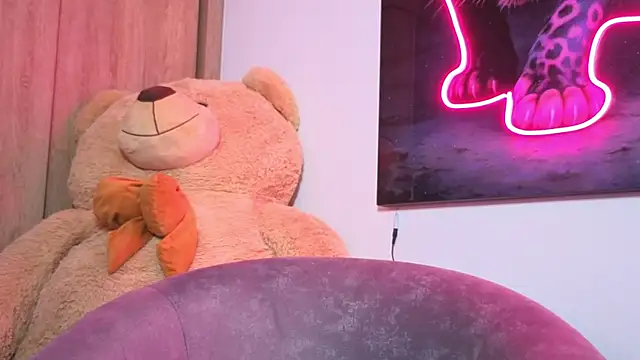 SofiaInk Adlı Modelin Canlı XXX Sohbeti