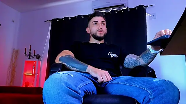 MightyAaron66 élő XXX-chatje