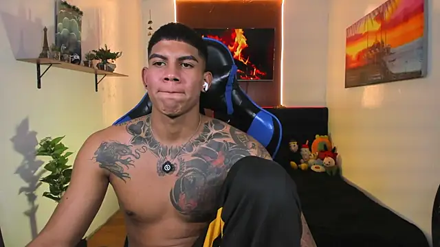 Damian_latinxxx Show in webcam