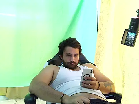 aronmiller404's Live XXX Chat
