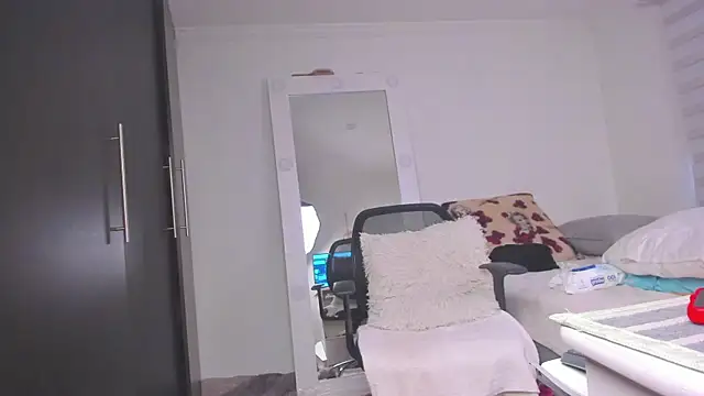 XXX chat uživo modela SharonVelvet