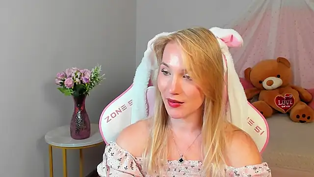 ElaraVoltage's Live XXX Chat