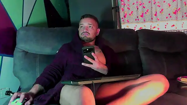 Chat +18 de Aaron_Castro ao vivo