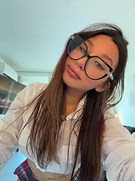 Tiny_lilith Adlı Modelin Canlı XXX Sohbeti