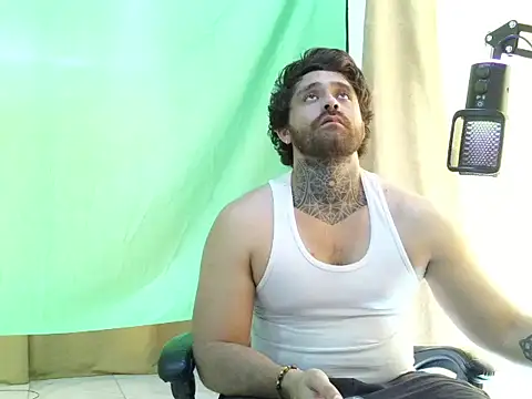 aronmiller404 live XXX chat