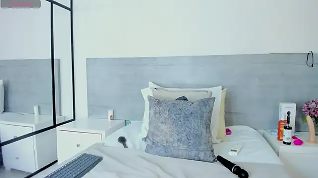 sunnyWhitee live XXX chat
