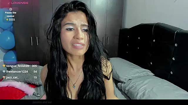 LatinaQueen23's Live XXX Chat