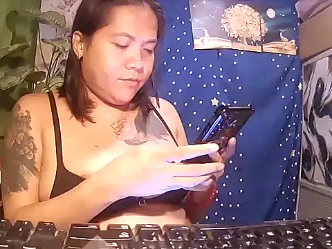צ'אט XXX בשידור חי של TabooSHOWgirl18