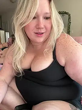 PiggyRose XXX чат на живо