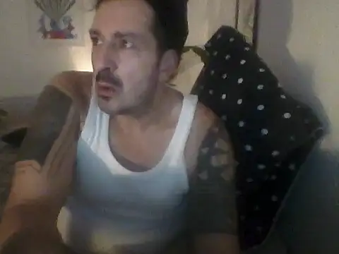 Pokazy przed kamerką – DaddyCloudLatin