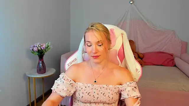 Chat +18 de ElaraVoltage ao vivo