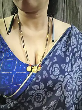 Chat +18 de bhuvana_555 ao vivo