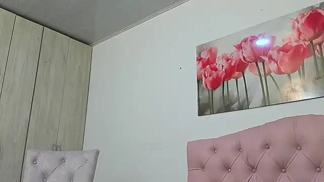 pinky_f00x's Live XXX Chat