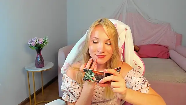 ElaraVoltage's Live XXX Chat