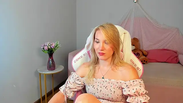ElaraVoltage's Live XXX Chat