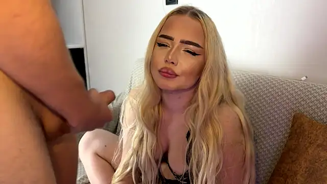Blonde88888 Adlı Modelin Canlı XXX Sohbeti