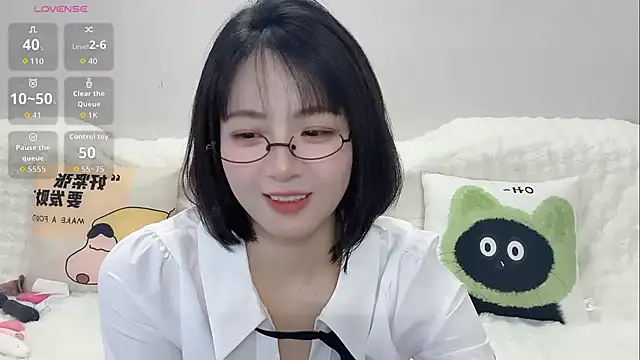 Lucy-8's Live XXX Chat