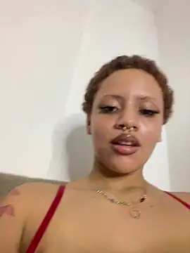 Charlotee_ Adlı Modelin Canlı XXX Sohbeti