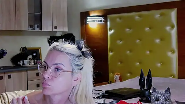 DomCaprisse live XXX chat