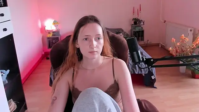 OddlyFamiliar Adlı Modelin Canlı XXX Sohbeti