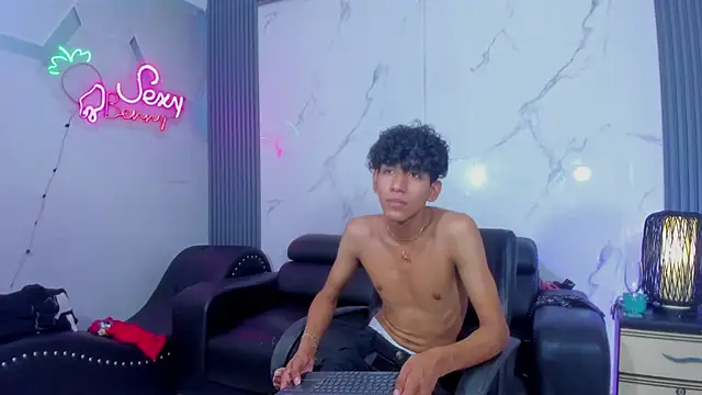 Kleyn_black Adlı Modelin Canlı XXX Sohbeti