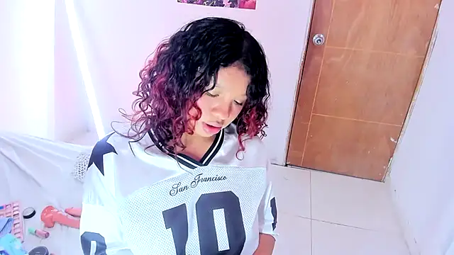 Emily_Coper18 Chat XXX in diretta