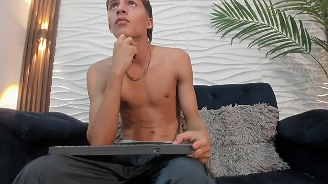 Pavo_tv Adlı Modelin Canlı XXX Sohbeti