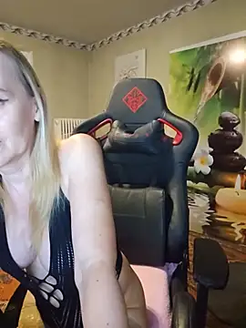 HotLana69 Adlı Modelin Canlı XXX Sohbeti